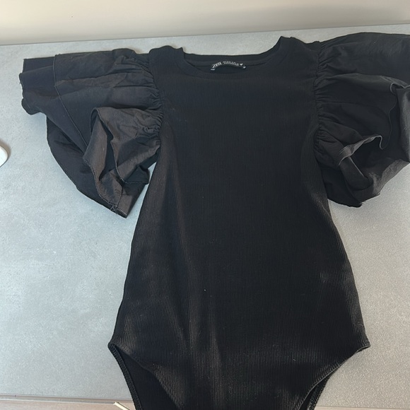 Zara bodysuit with puff sleeves - Picture 2 of 3